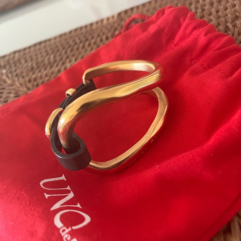 Uno de 50 Wristband. Metal gold and leather